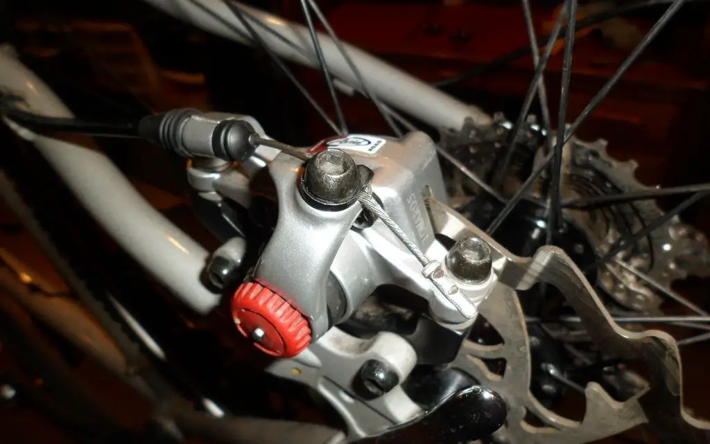 tightening hydraulic disc brakes