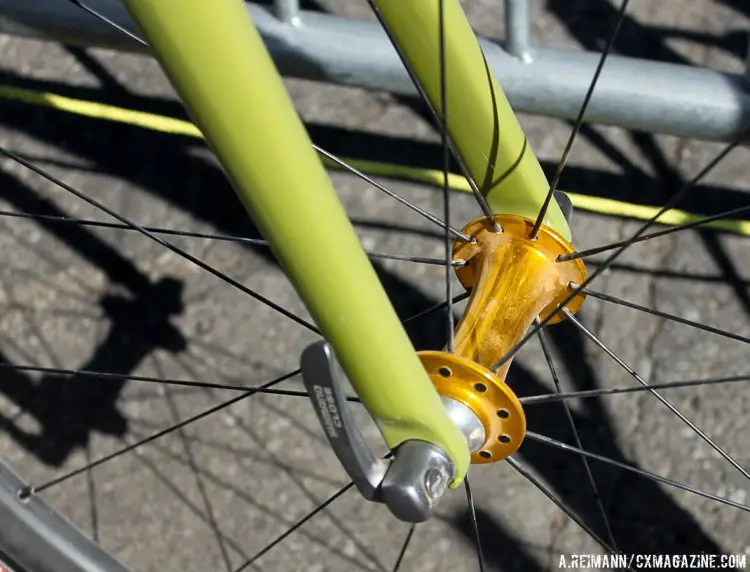 The details of Aker’s Holeshot matched well, including this Chris King R45 gold front hub that matched the headset, straddle carriers and faceplate. © Andrew Reimann / Cyclocross Magazine