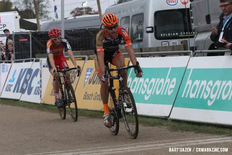 Rob Peeters outsprints Kevin Pauwels in a hotly-contested finish for second place. © Bart Hazen
