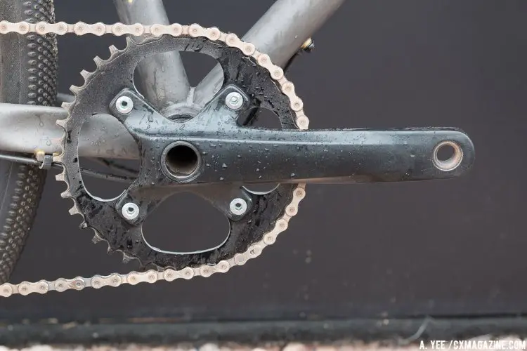 A 40-tooth narrow-wide chainring keeps the chain in place when the terrain turns rough. © Cyclocross Magazine