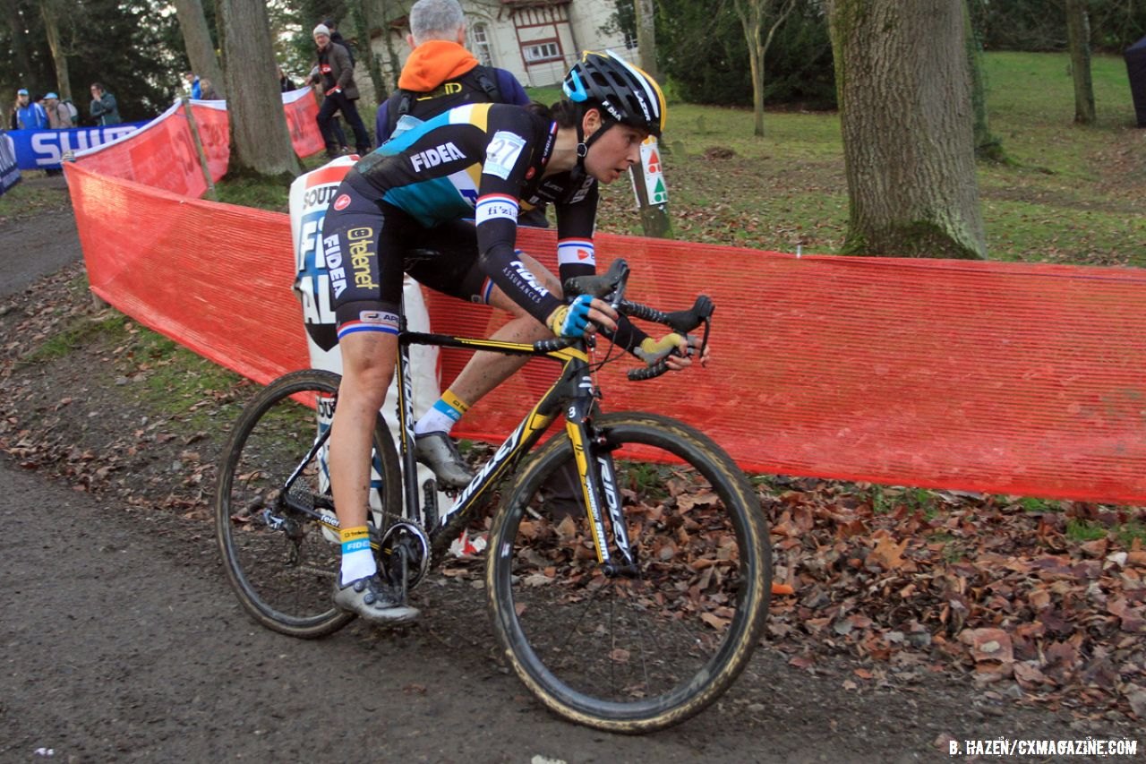 Nikki Harris went on the first lap and never looked back. © Bart Hazen