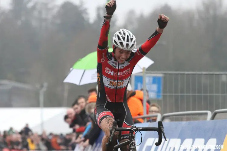 Triumphant on the line, Sophie de Boer. © Bart Hazen