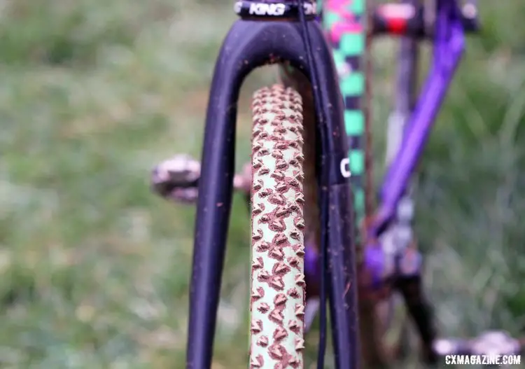 The Enve Composites Cross Disc fork offers more than enough clearance for any mud that might stick to the 33c tires. © Cyclocross Magazine