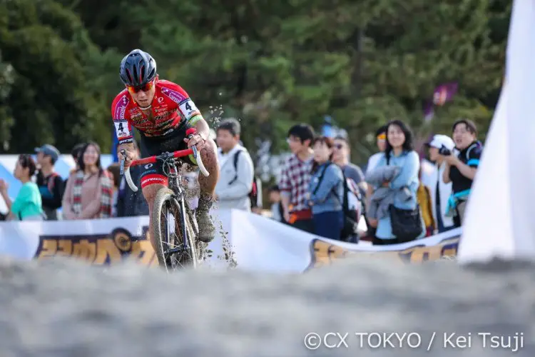 Hikaru Kosaka rides on the front of the race. © CX Tokyo / Kei Tsuji