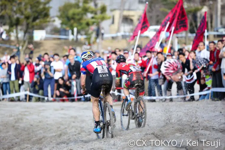 Jeremy Powers about to make the catch and pass on his way to the win. © CX Tokyo / Kei Tsuji