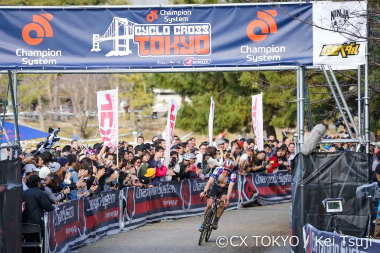 Powers waited until last two laps to make his move. © CX Tokyo / Kei Tsuji