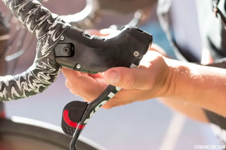 The shifter bodies have a substantial feel, which felt great in large hands, but it could be a bit big for riders and small hands or fingers. Rotor's Uno hydraulic shifting component group. © Cyclocross Magazine
