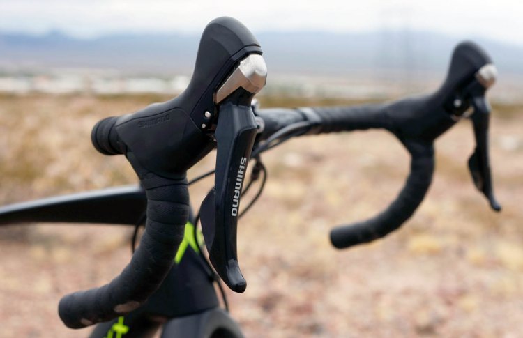 Shimano RS685 hydraulic levers provide shifting and stopping. © Cyclocross Magazine