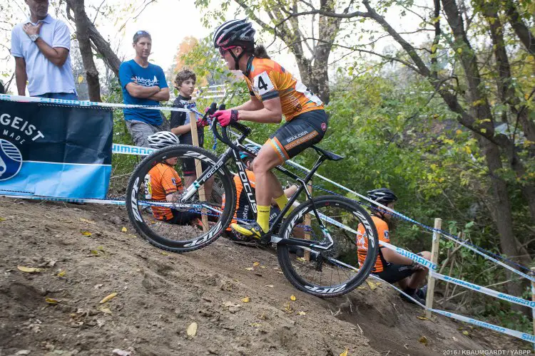 Those able to ride the steep dirt run-up had the advantage. © Kent Baumgardt