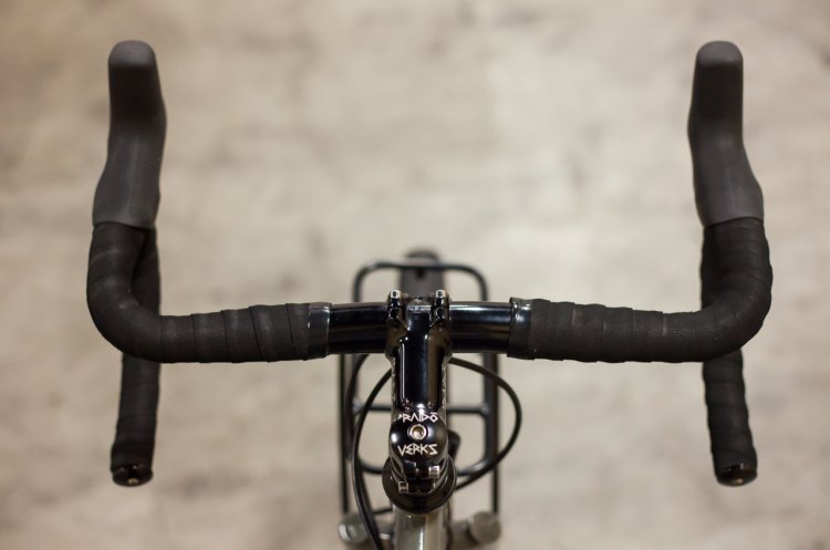 The Raidoverks Attack handlebar has an interesting profile at the tops, but lack the flared drops that are popping up more frequently on dirt-minded drop bar bikes. © Cyclocross Magazine