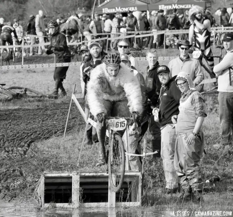 Can you tell this won't end well? 2016 SSCXWC consolation round. © M. Estes / Cyclocross Magazine