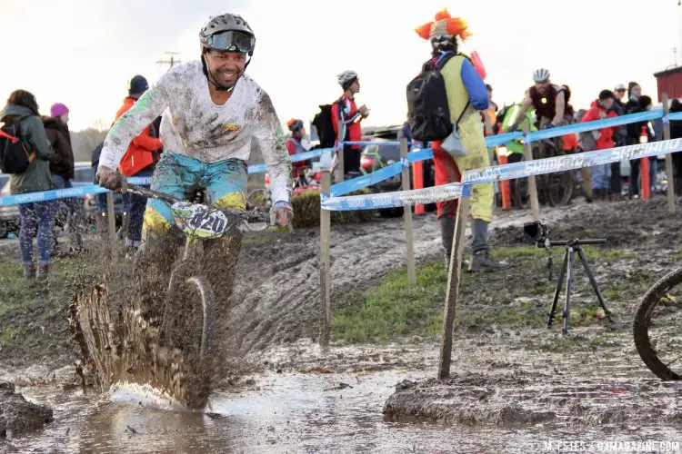 Goggles would have come in handy, if only racers brought them. 2016 SSCXWC Men's Finals. © M. Estes / Cyclocross Magazine