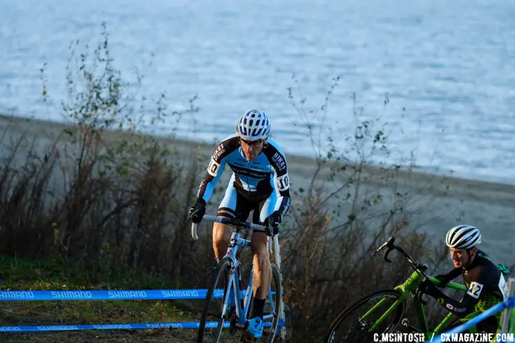 Adam Myerson (Cycle-Smart), Vittoria Series President, cleanly executes the beach exit. © Chris McIntosh / Cyclocross Magazine