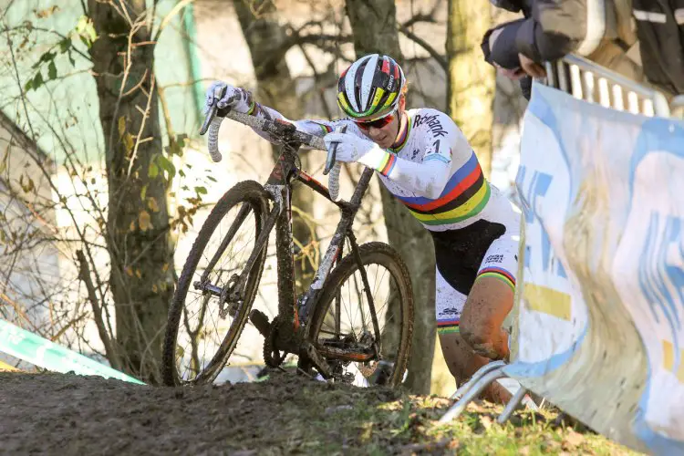 Thalita de Jong runs to victory. 2016 Hansgrohe Superprestige Spa-Francorchamps Women. © B. Hazen / Cyclocross Magazine