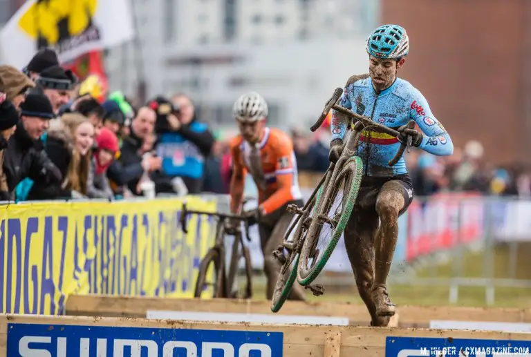 Wout van Aert Deflates Van der Poel Duel, Defends Rainbow Jersey - 2017