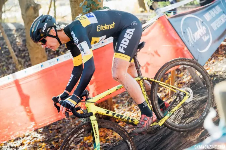 Ellen Van Loy drops down a descent. 2017 Flandriencross. © J. Curtes / Cyclocross Magazine