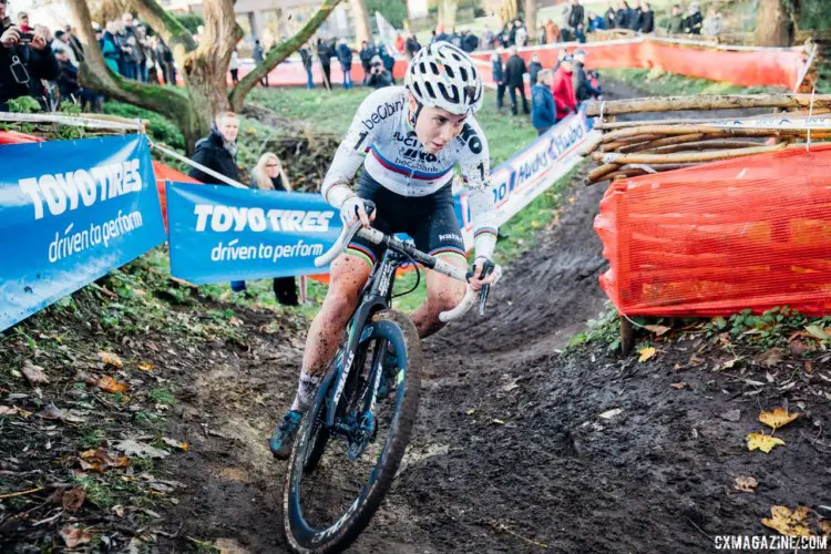 Sanne Cant battled back to the front and waited for her moment on Sunday. 2017 Flandriencross. © J. Curtes / Cyclocross Magazine