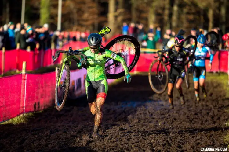 Kaitie Keough demonstrates the field running aspect of cyclocross. Elite Women, 2017 Zeven UCI Cyclocross World Cup. © J. Curtes / Cyclocross Magazine
