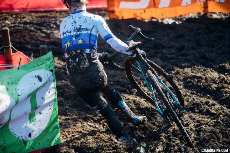 Eli Iserbyt rounds a corner while wearing his European Champion's jersey. Junior and U23 Men, 2017 Zeven UCI Cyclocross World Cup. © J.Curtes / Cyclocross Magazine