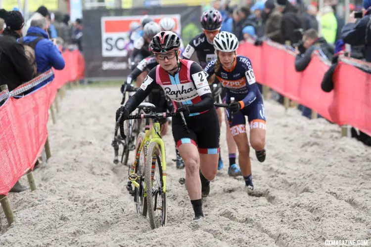 Ellen Noble leads a chase group through the sand. 2017 Soudal Classics, GP Hasselt, Elite Women. © B. Hazen / Cyclocross Magazine
