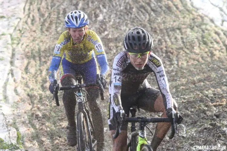 Alice Arzuffi and Kim van de Steene battle the mud and each other. 2017 Vlaamse Druivencross. © B. Hazen / Cyclocross Magazine