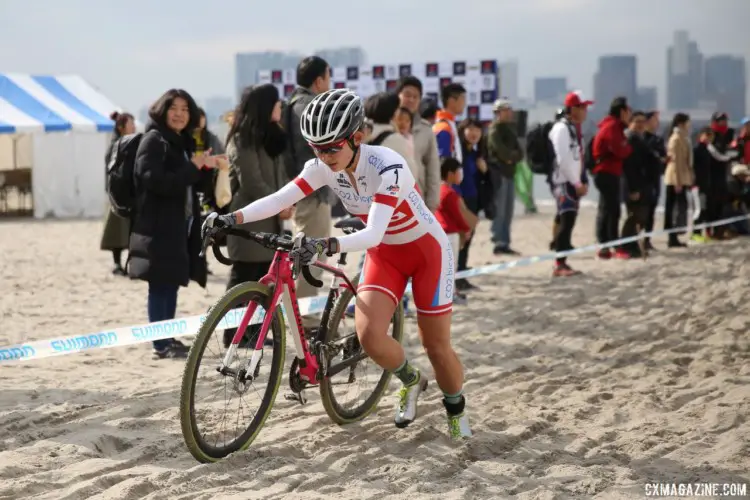 Miho Imai runs through the sand. 2018 Cyclocross Tokyo. © So Isobe / Cyclocross Magazine