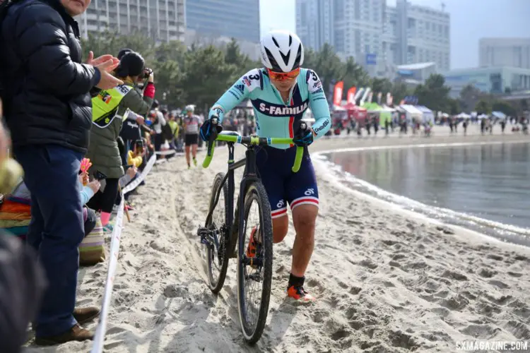 Riders found themselves running several times each lap. 2018 Cyclocross Tokyo. © So Isobe / Cyclocross Magazine