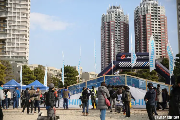 The Tokyo cyclocross race has a very urban setting. 2018 Cyclocross Tokyo. © So Isobe / Cyclocross Magazine