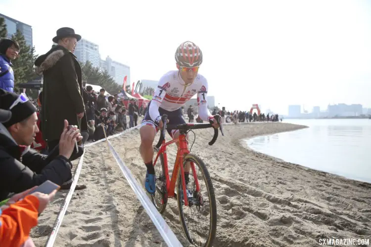 Kosaka Ko uses a little body english to stay inside the tape. 2018 Cyclocross Tokyo. © So Isobe / Cyclocross Magazine