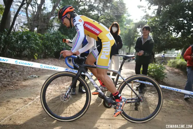 Maeda Kohei tries to chase back to the front. He had to settle for third. 2018 Cyclocross Tokyo. © So Isobe / Cyclocross Magazine