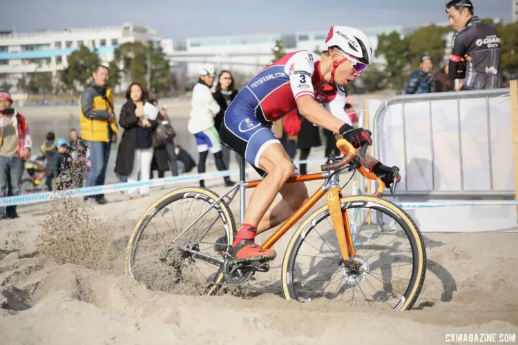 Yu Takenouchi rips through the sand. 2018 Cyclocross Tokyo. © So Isobe / Cyclocross Magazine