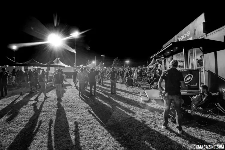 Despite being sandwiched between two World Cups, CrossVegas still brought out a good crowd. 2017 CrossVegas. © A. Yee / Cyclocross Magazine