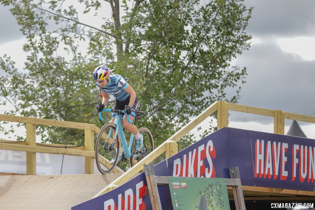 Evie Richards pushes her way over the flyover after getting a solo lead. 2018 Trek CX Cup, Waterloo © Cyclocross Magazine / R. Clark