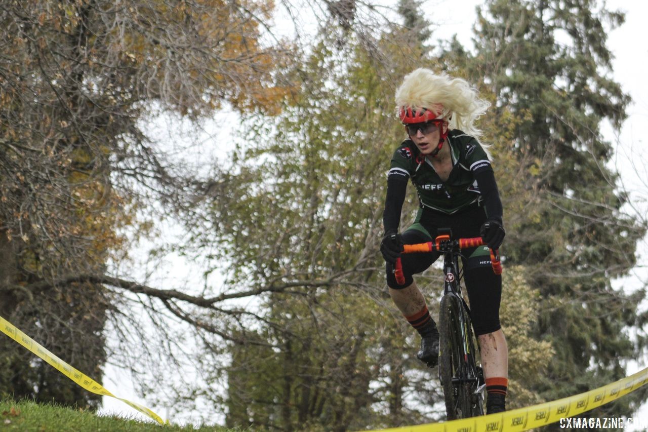 Wendy Boehm and her hair prepare for one of the course's off-cambers. 2018 Cross Fire, Sun Prairie, Wisconsin. © Z. Schuster / Cyclocross Magazine