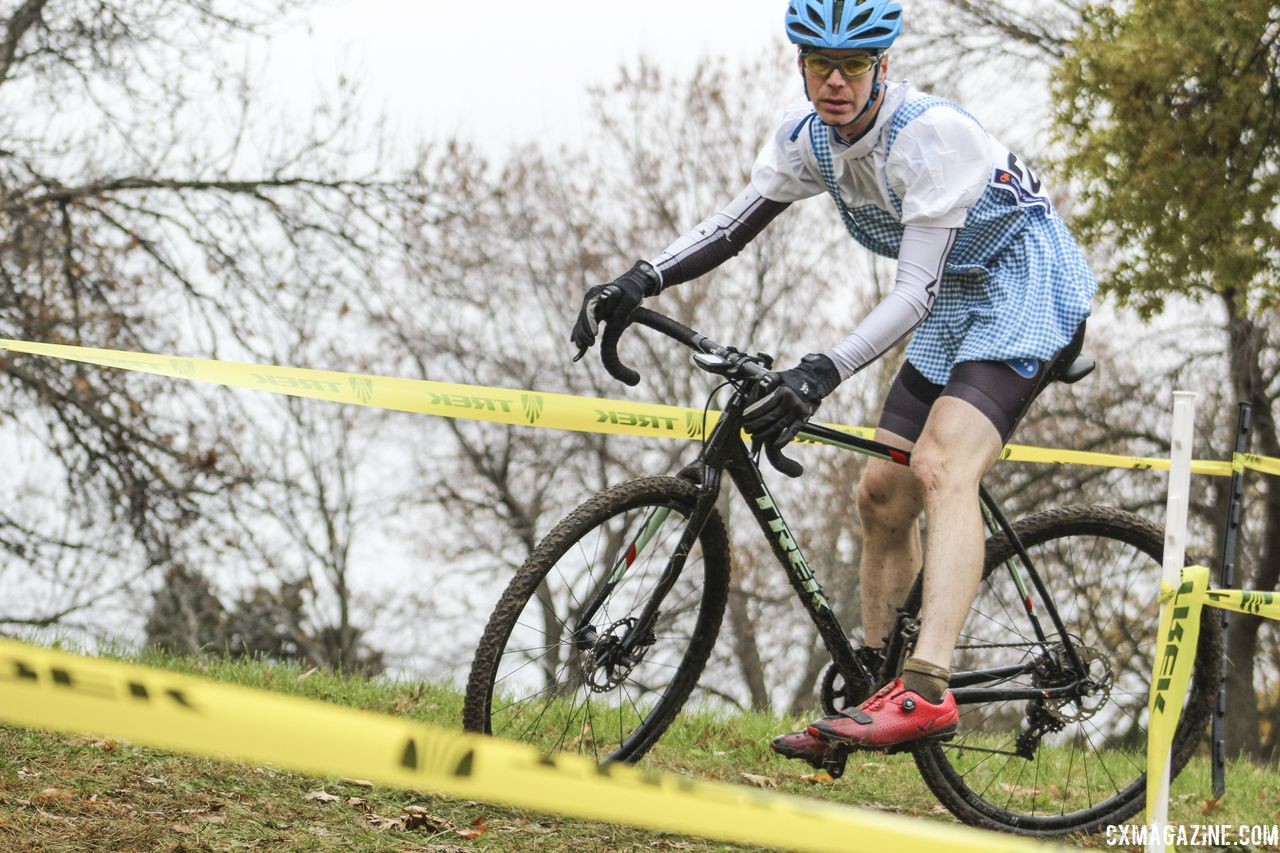 Jim Holmes throws out an outrigger on an off-camber. 2018 Cross Fire, Sun Prairie, Wisconsin. © Z. Schuster / Cyclocross Magazine