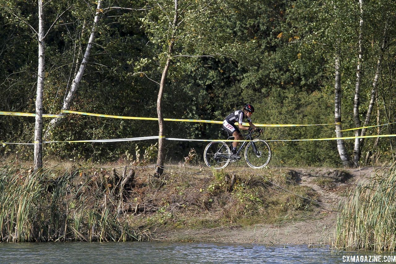 It was smooth sailing for Worst after dispatching Vos. 2018 Superprestige Gieten. © B. Hazen / Cyclocross Magazine