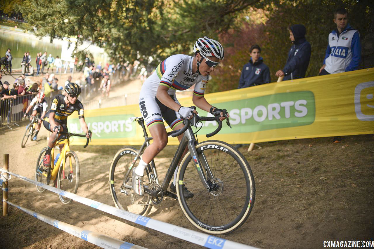 Sanne Cant powers up one of the inclines early in Sunday's race. 2018 World Cup Bern, Switzerland. © E. Haumesser / Cyclocross Magazine