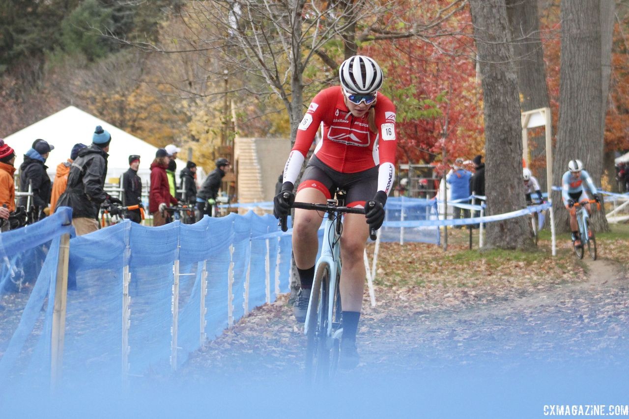 Laurel Rathbun passes the pit and heads toward the stairs. 2018 Pan-American Cyclocross Championships, Midland, Ontario. © Z. Schuster / Cyclocross Magazine