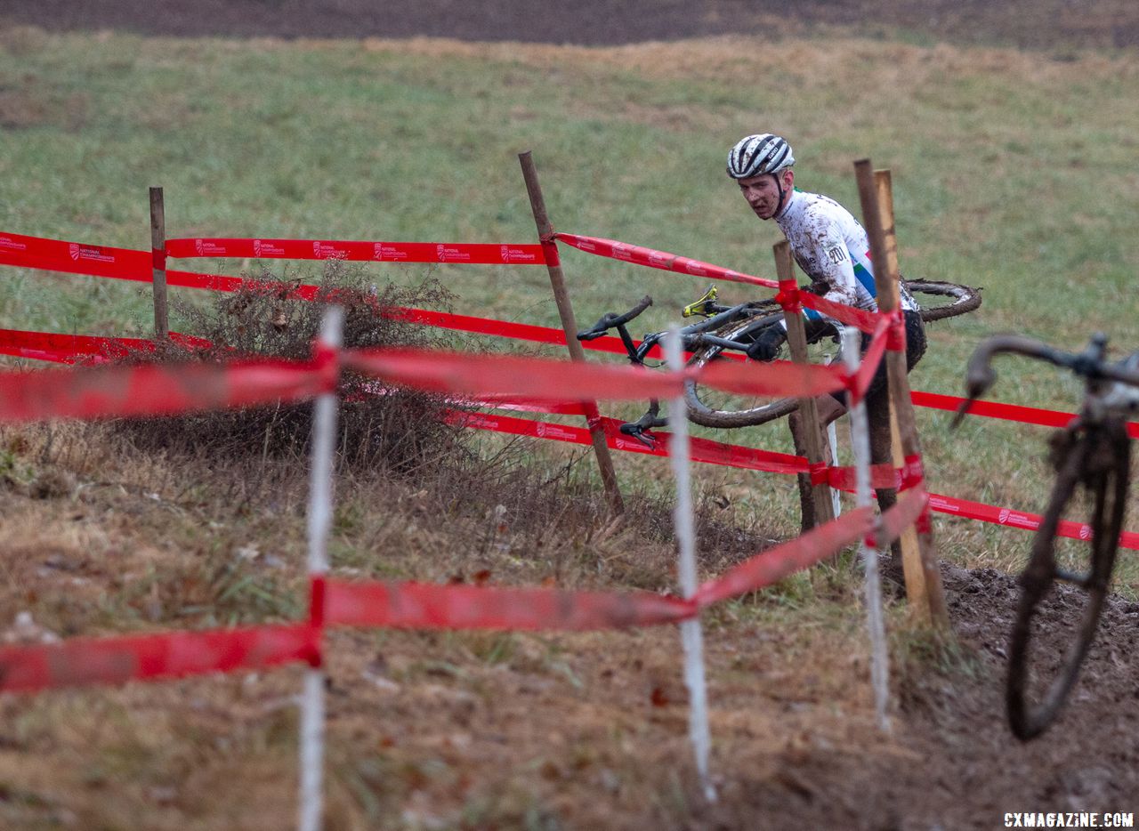 Sheffield got caught in the course tape as Morton ran away to gold. Junior Men 17-18. 2018 Cyclocross National Championships, Louisville, KY. © A. Yee / Cyclocross Magazine