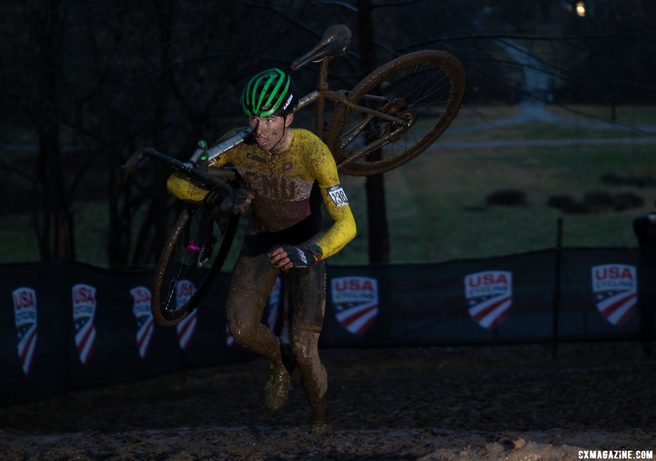 Fix searches for the leaders. Collegiate Varsity Men. 2018 Cyclocross National Championships, Louisville, KY. © A. Yee / Cyclocross Magazine