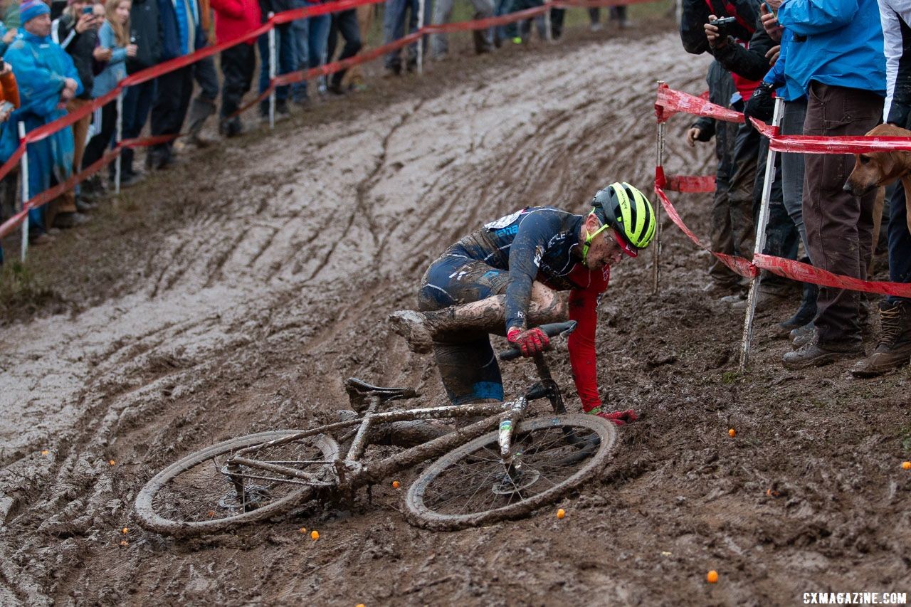 Deep ruts made for spectacular crashing. Singlespeed Men. 2018 Cyclocross National Championships, Louisville, KY. © A. Yee / Cyclocross Magazine