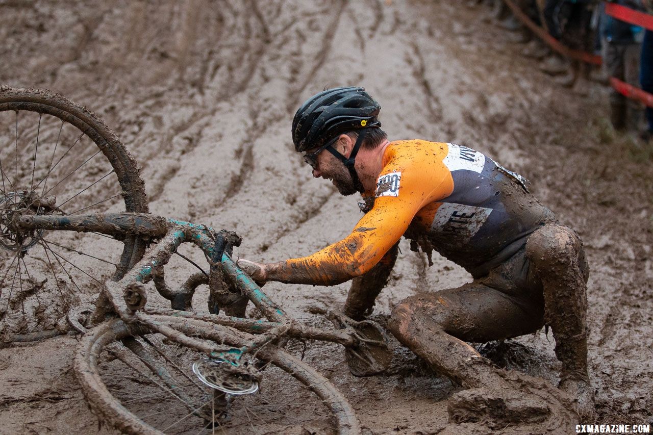 Ryan Rinn took a spill, had a laugh and took off running. Singlespeed Men. 2018 Cyclocross National Championships, Louisville, KY. © A. Yee / Cyclocross Magazine