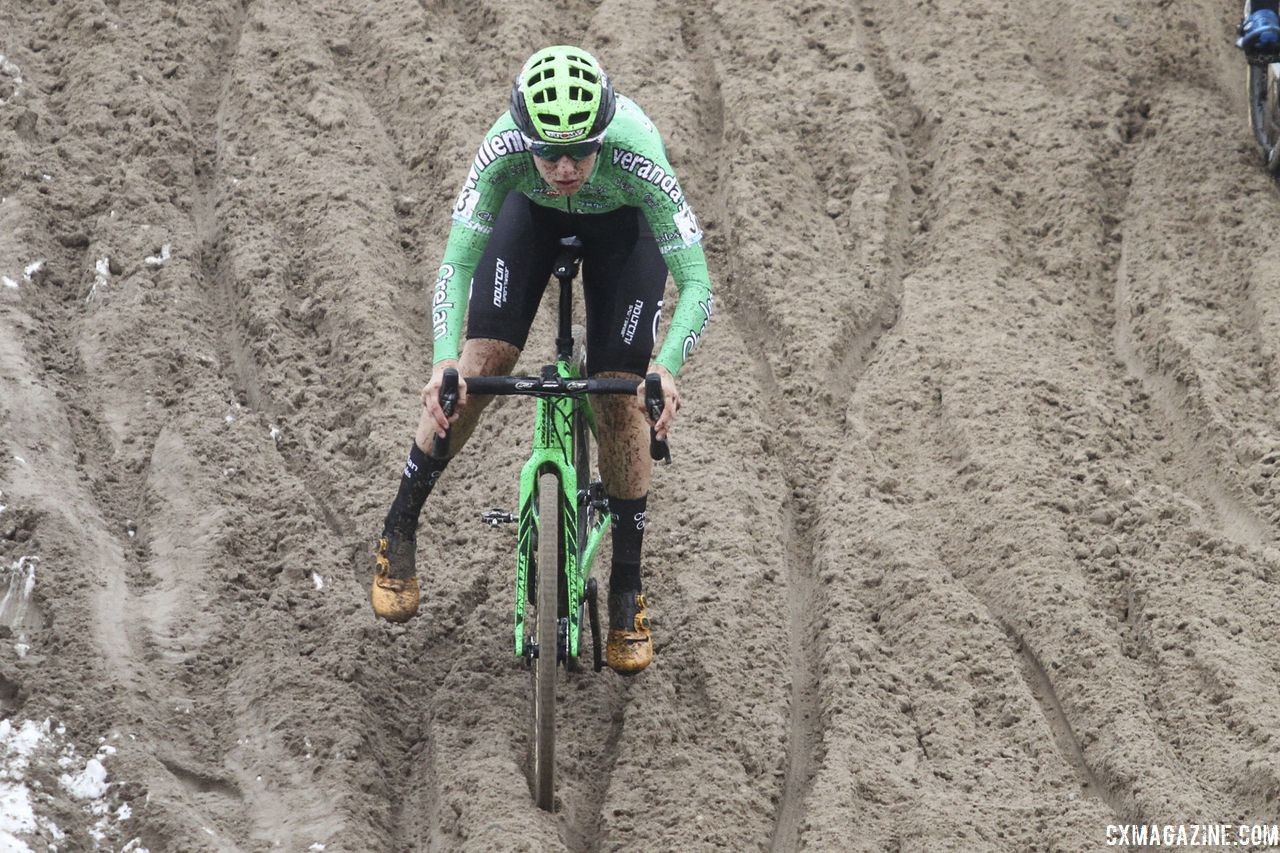 Maud Kaptheijns uses an outrigger in the sand. 2018 Superprestige Zonhoven. © B. Hazen / Cyclocross Magazine