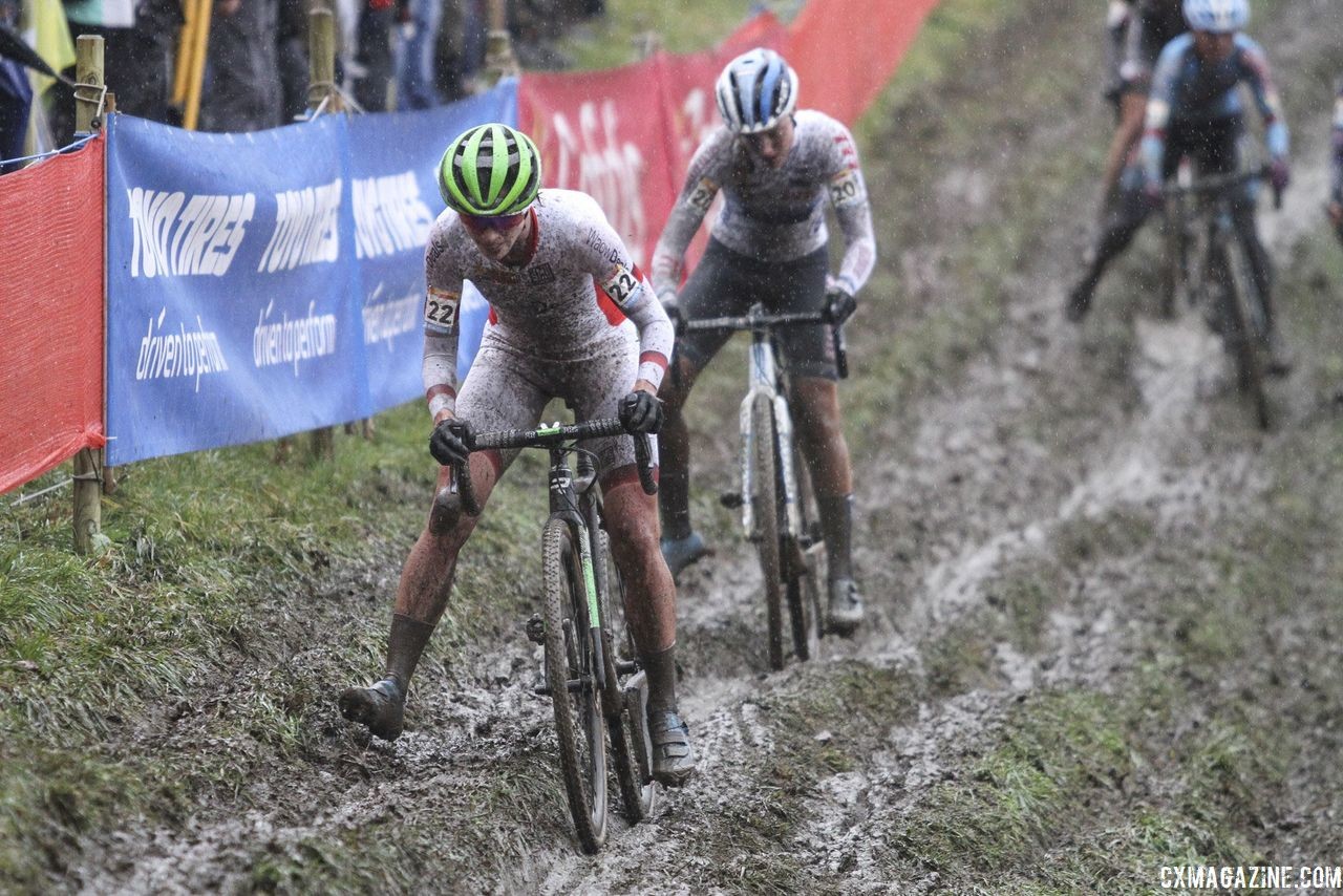 Marianne Vos leads the way through the off-camber. 2018 World Cup Namur. © B. Hazen / Cyclocross Magazine