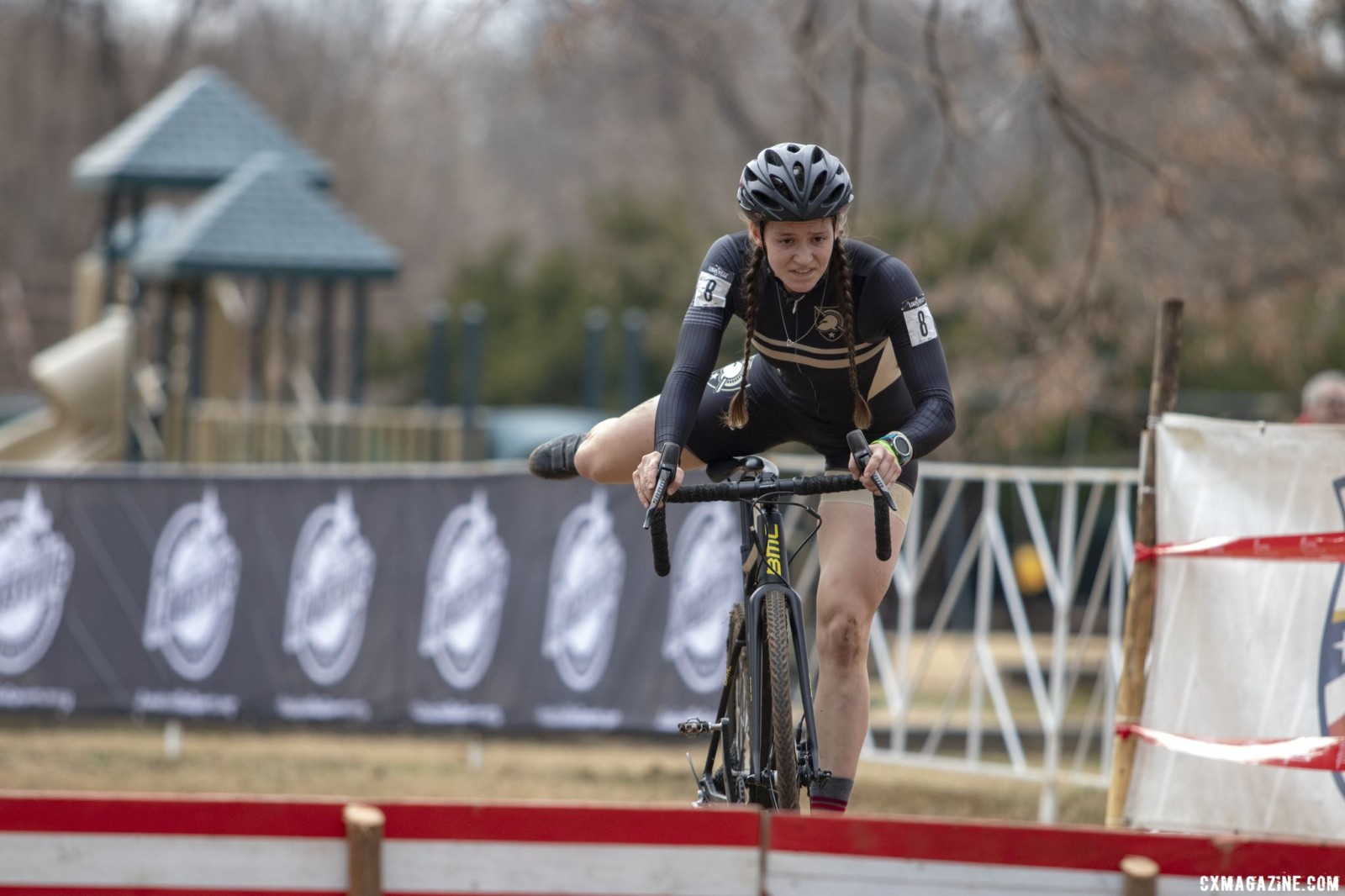 Huuki came to the final barrier alone, 1:19 behind Ginsbach. Collegiate Club Women. 2018 Cyclocross National Championships, Louisville, KY. © A. Yee / Cyclocross Magazine