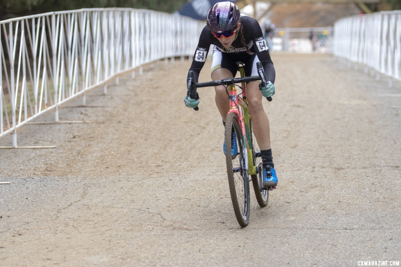 Runnels gets low on the pavement. Collegiate Varsity Women. 2018 Cyclocross National Championships, Louisville, KY. © A. Yee / Cyclocross Magazine