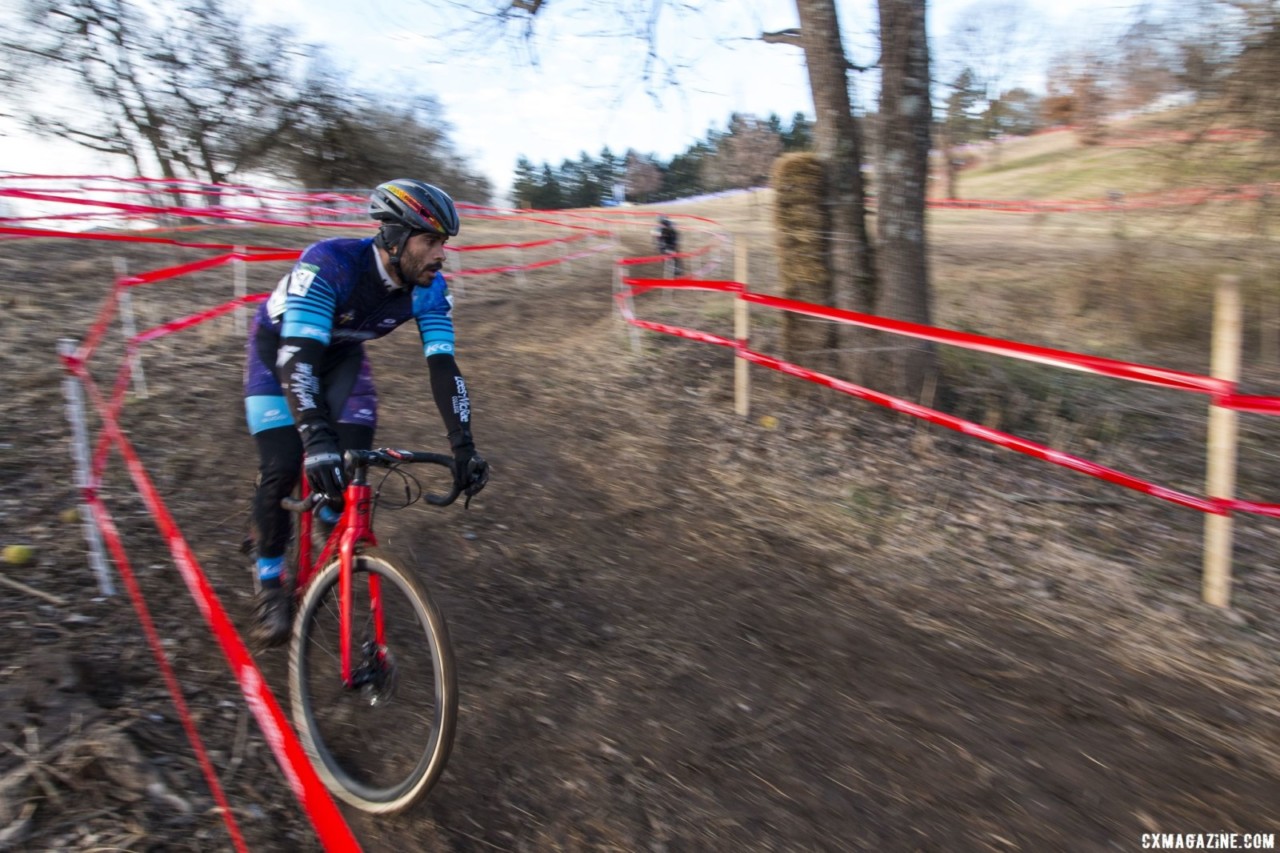 A rider drops into the "keyhole." Masters Men 30-34. 2018 Cyclocross National Championships, Louisville, KY. © A. Yee / Cyclocross Magazine