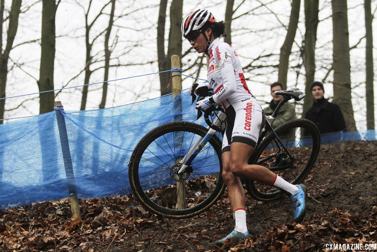 Ceylin del Carmen takes one of the corners in the woods while off the front. 2019 Brussels Universities Cyclocross. © B. Hazen / Cyclocross Magazine