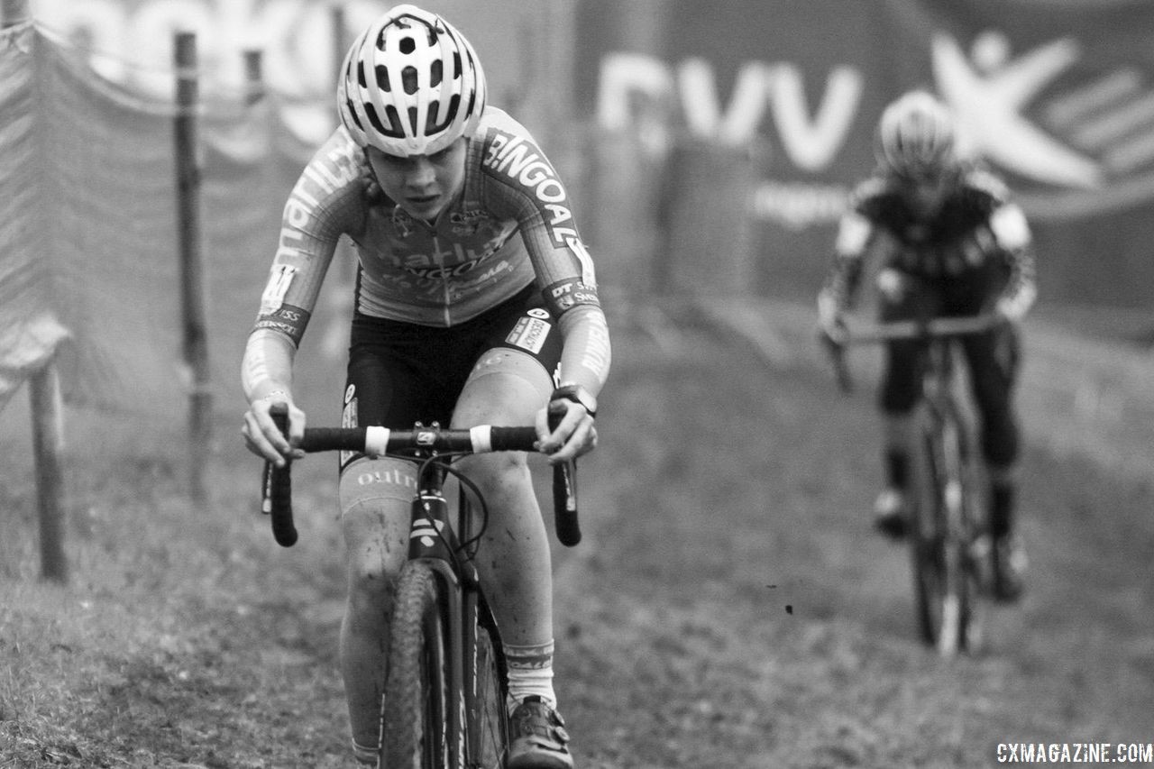 Laura Verdonschot and Katie Compton battled for third before Verdonschot ultimately got the upper hand. 2019 Brussels Universities Cyclocross. © B. Hazen / Cyclocross Magazine