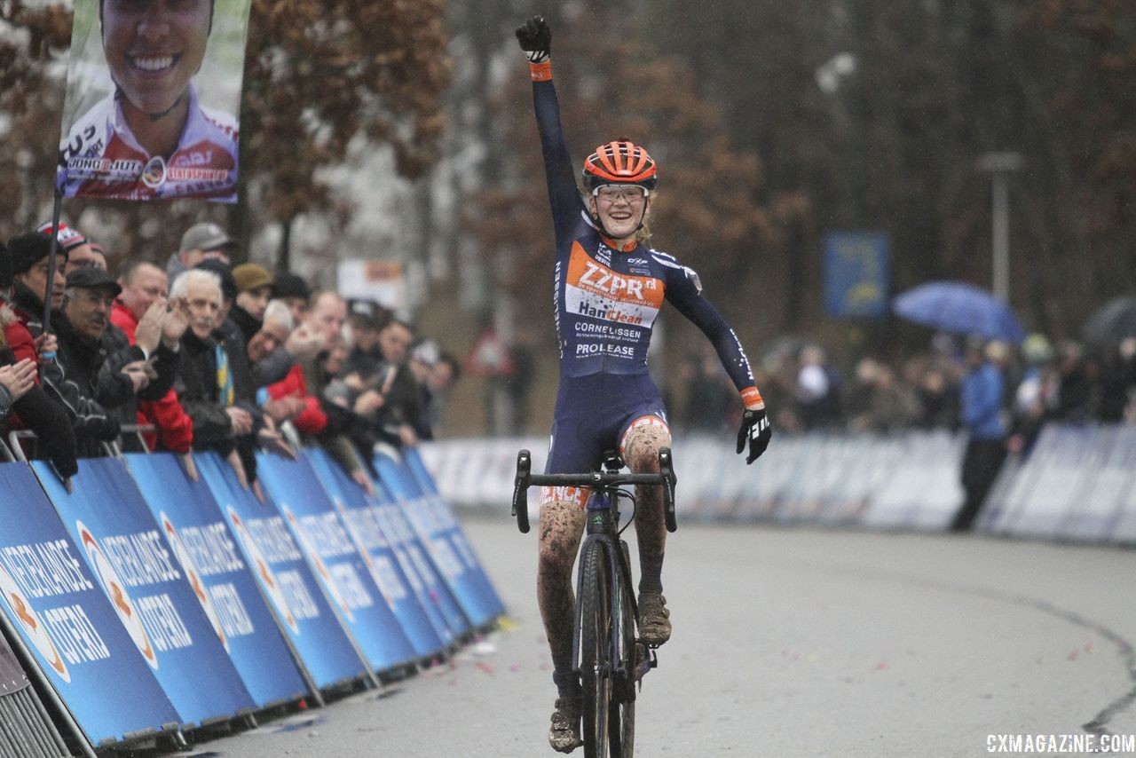 Puck Pieterse won the Junior Women's title. 2019 Dutch Cyclocross National Championships, Huijbergen. © B. Hazen / Cyclocross Magazine